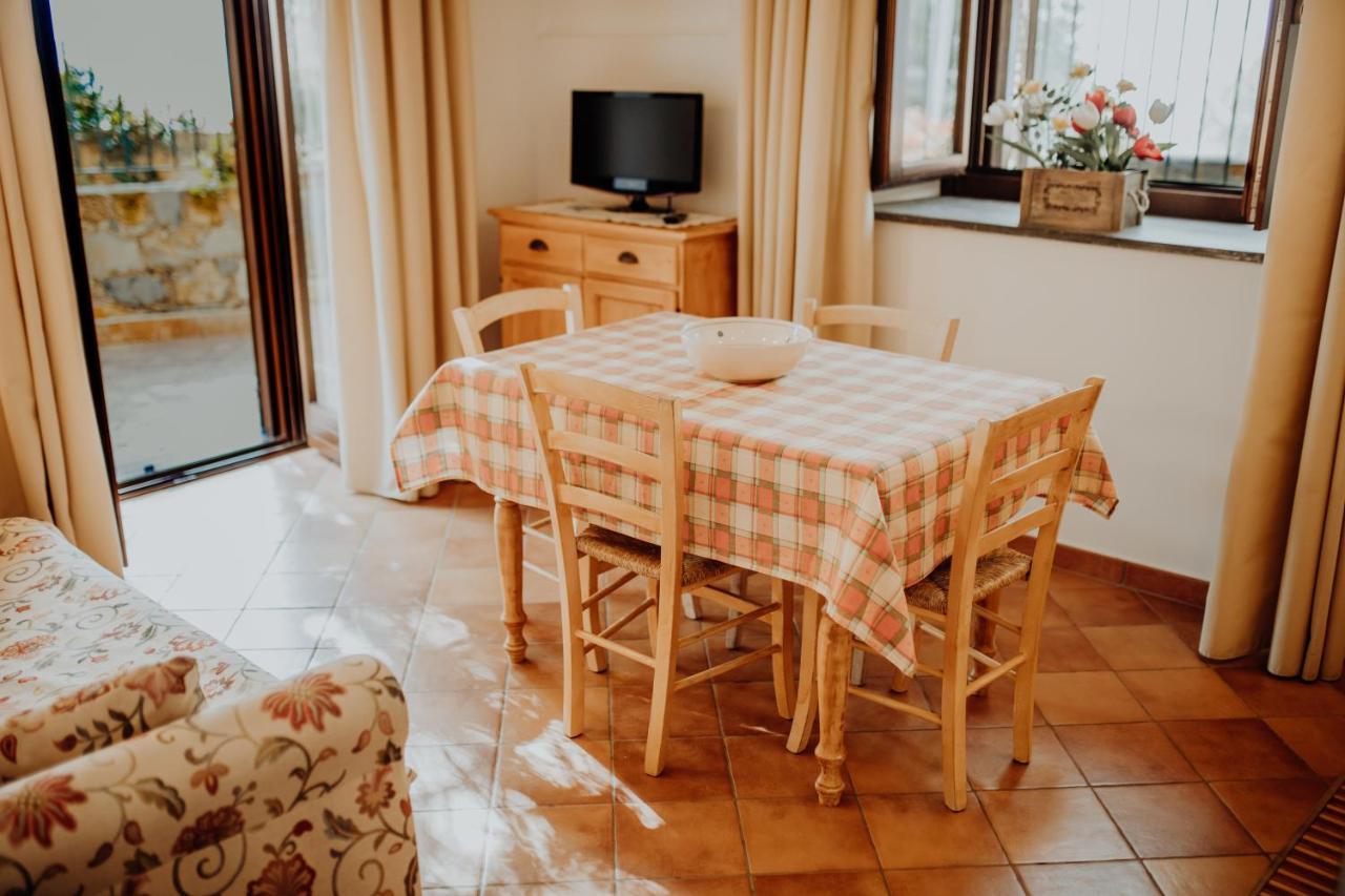 Residenza Golfo Degli Ulivi Aparthotel Caprioli Buitenkant foto